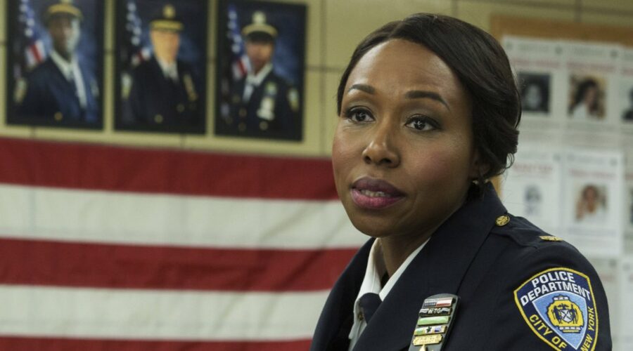 Amanda Warren interpreta Regina Haywood in una scena di 