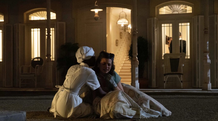 Da sinistra: Edith Martínez Val (Enoa) e Amparo Piñero (Carmen) in una scena di “Un altro domani”. Credits: Mediaset
