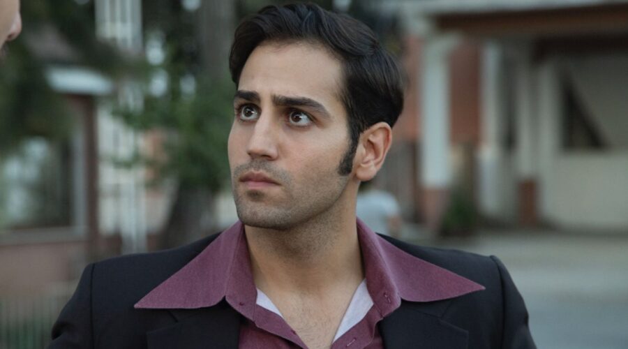 Aras Şenol (Cetin) in una scena di