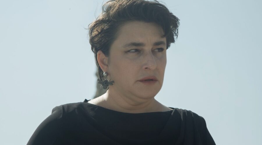 Behice Hekimoğlu (Esra Dermancıoğlu) in una scena di