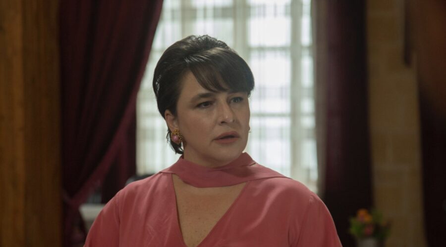 Behice Hekimoğlu (Esra Dermancıoğlu) in una scena di