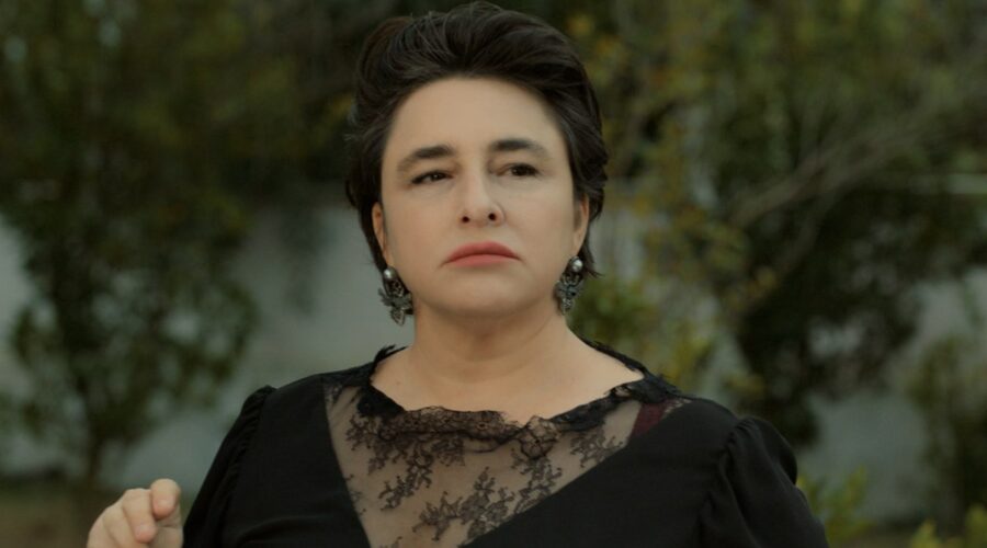 Esra Dermancıoğlu (Behice Hekimoğlu) in una scena di 