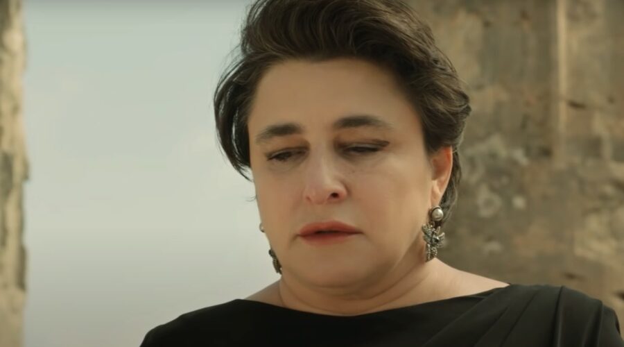 Behice (Esra Dermancıoğlu) osserva il cadavere di Hunkar in un fotogramma di “Terra Amara”. Credits: YouTube/canale ufficiale di TIMS&B Productions.