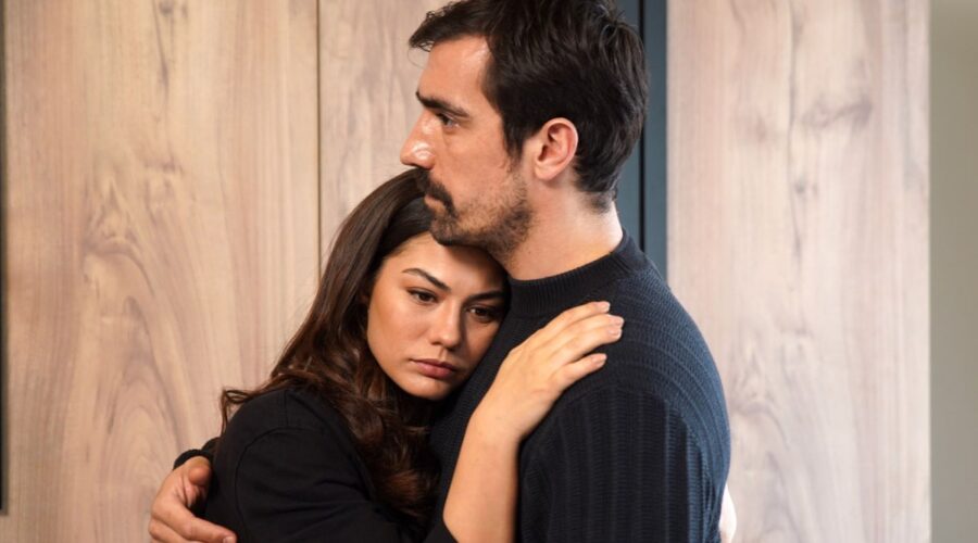 Demet Ozdemir e Ibrahim Celikkol In Una Scena Di