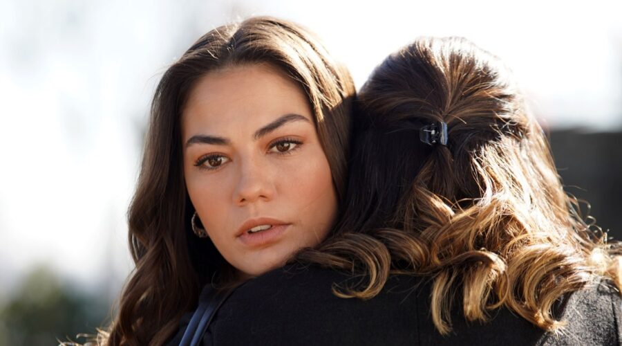 Demet Ozdemir interpreta Zeynep in una scena di