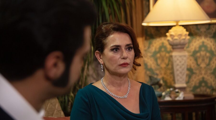 Da sinistra: Murat Ünalmis (Demir) e Nazal Kesal (Sevda Çaglayan) in una scena di