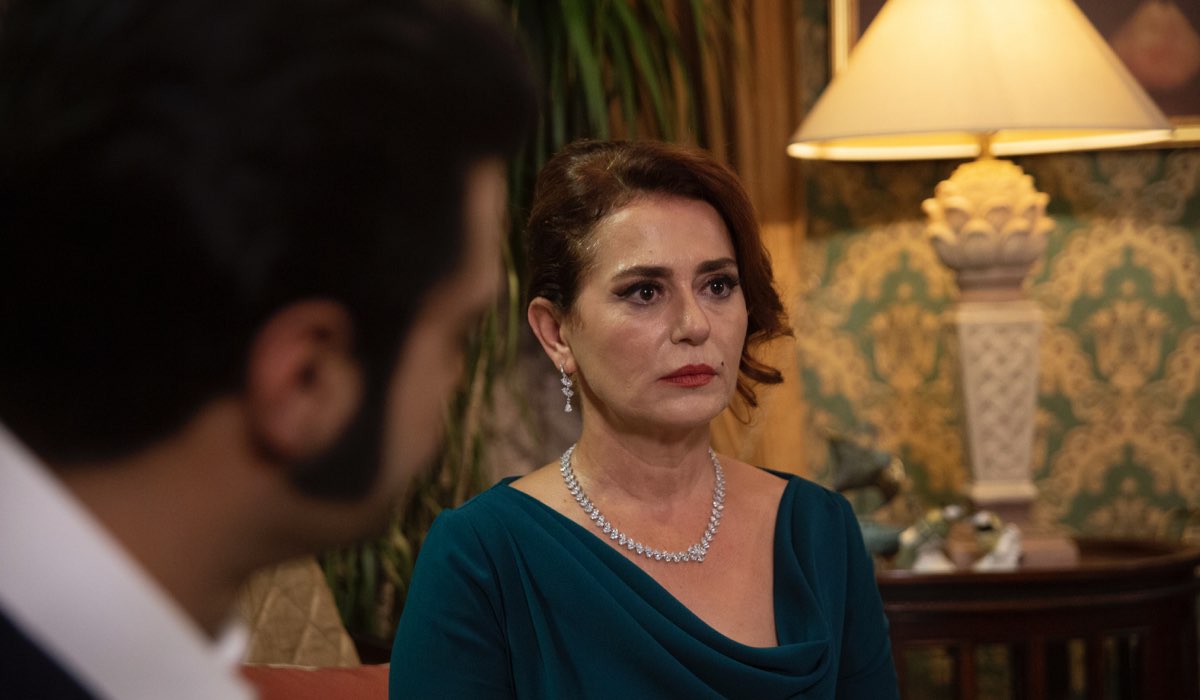 Desde la izquierda: Murat Unalmice (Demir) y Nazel Kesal (Sevda Caglayan) en una escena de 