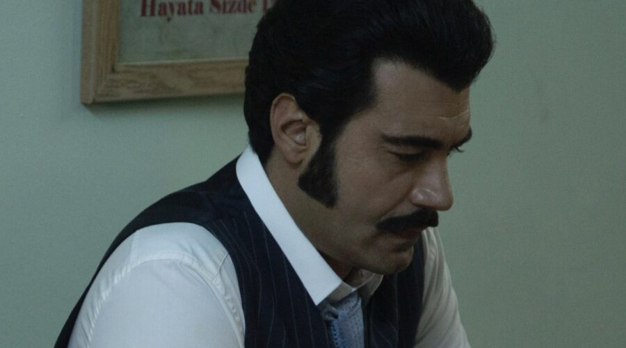 Murat Ünalmis (Demir) in una scena di
