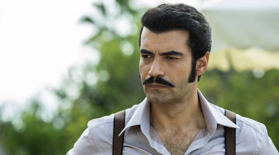 Murat Ünalmis (Demir) in una scena di