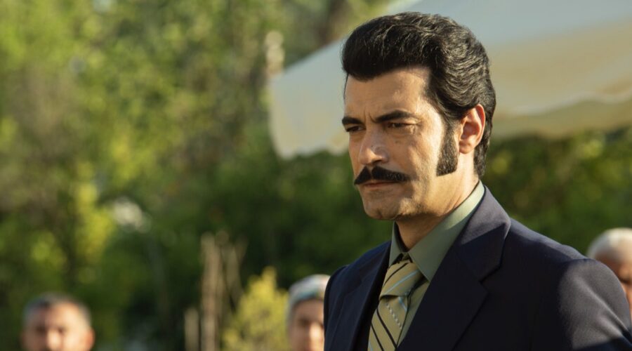 Murat Ünalmis (Demir) in una scena di