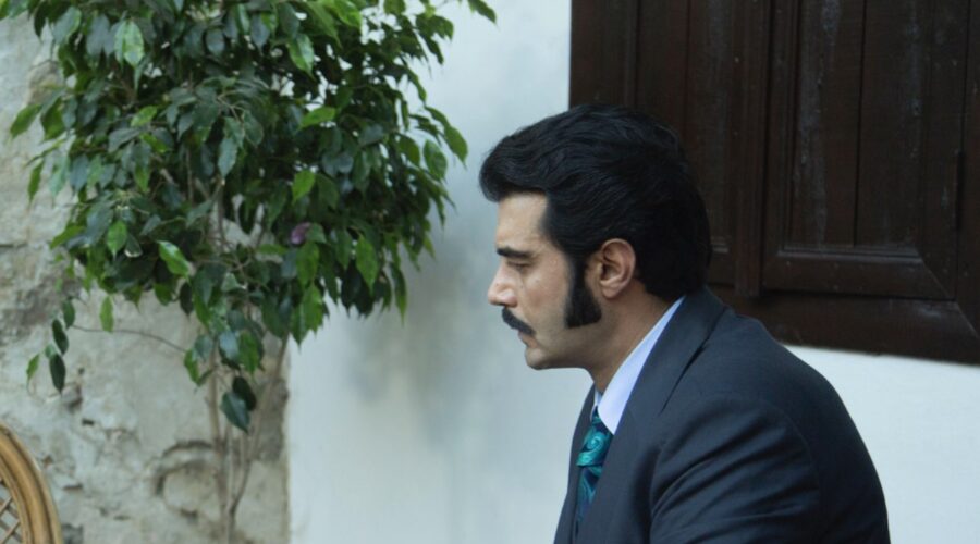 Murat Ünalmis (Demir) in una scena di