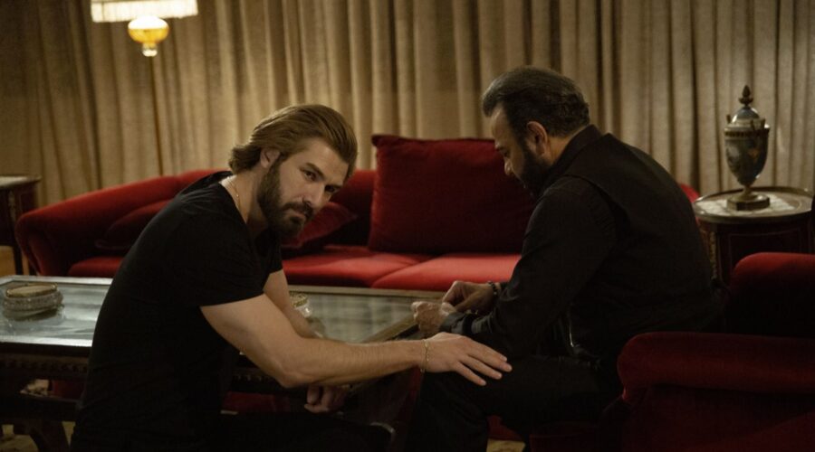 Da destra: Kerem Alisik (Fekeli) e Furkan Palali (Fikret Fekeli) in una scena di “Terra Amara”. Credits: RTI Mediaset.