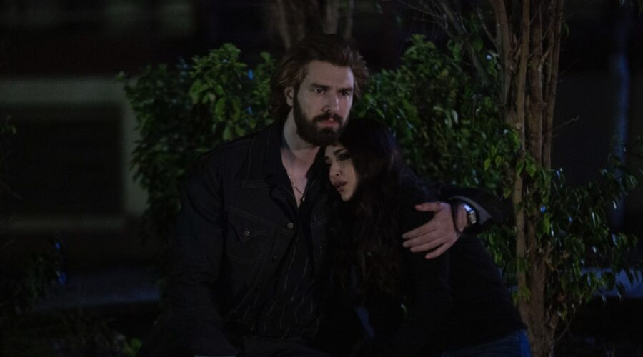 Da sinistra: Fikret (Furkan Palali) e Melike İpek Yalova (Müjgan Hekimoğlu Akkaya) in una scena di 