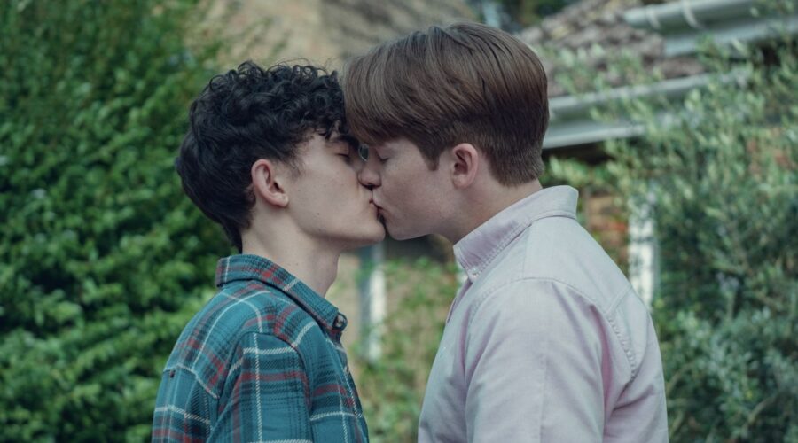 Da sinistra: Joe Locke e Kit Connor nella seconda stagione di “Heartstopper”. Credits: Netflix/Samuel Dore.