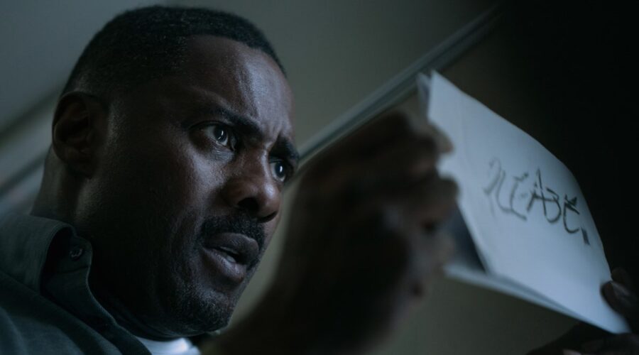 Idris Elba interpreta Sam Nelson in una scena del settimo episodio di “Hijack”, ora in streaming su Apple TV+. Credits: Apple TV+.