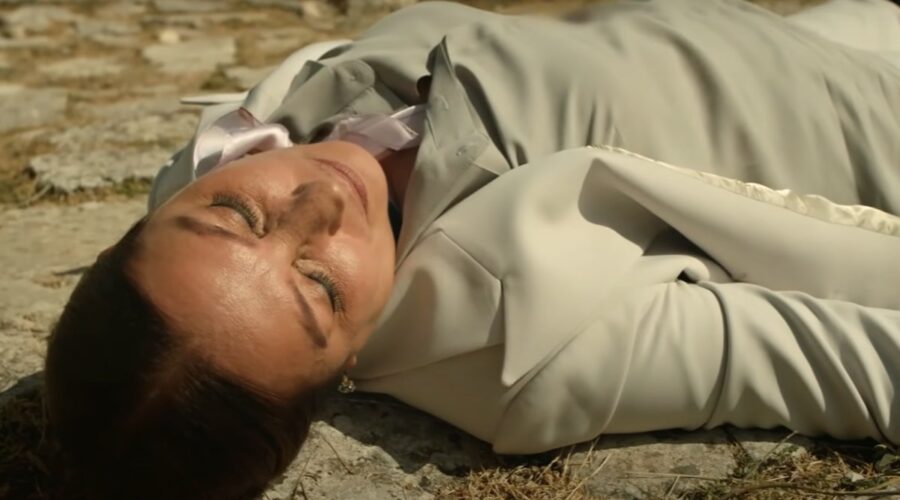 Il cadavere di Hunkar (Vahide Perçin) giace sul suolo in un fotogramma di “Terra Amara”. Credits: YouTube/canale ufficiale di TIMS&B Productions.