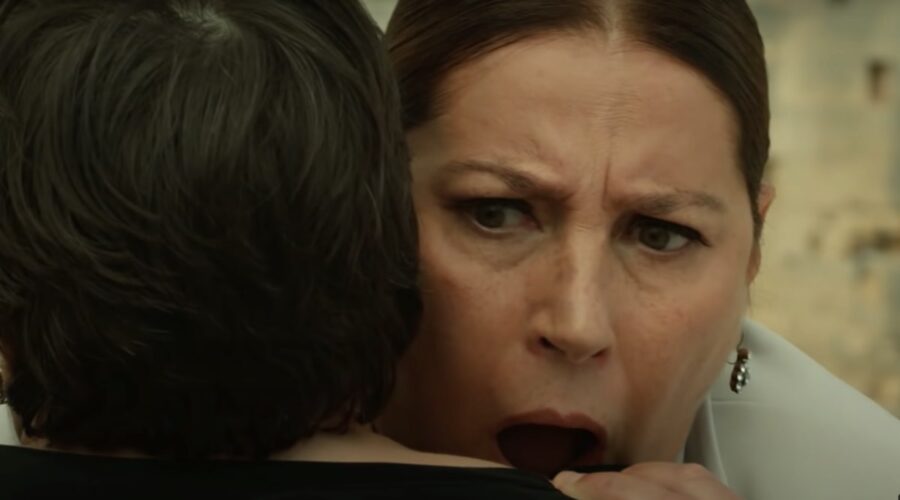 Hunkar (Vahide Perçin) viene pugnalata da Behice (Esra Dermancıoğlu) in un fotogramma di “Terra Amara”. Credits: YouTube/canale ufficiale di TIMS&B Productions.