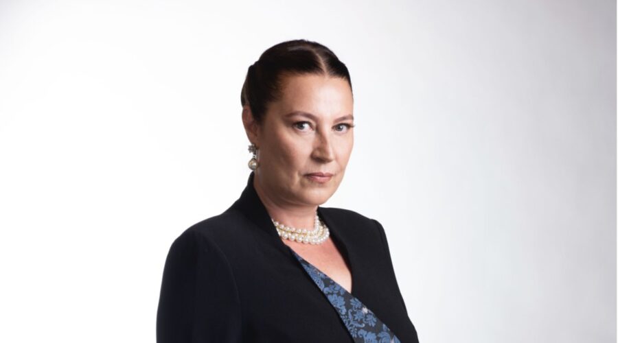 Vahide Perçin (Hünkar) in un posato per la terza stagione di