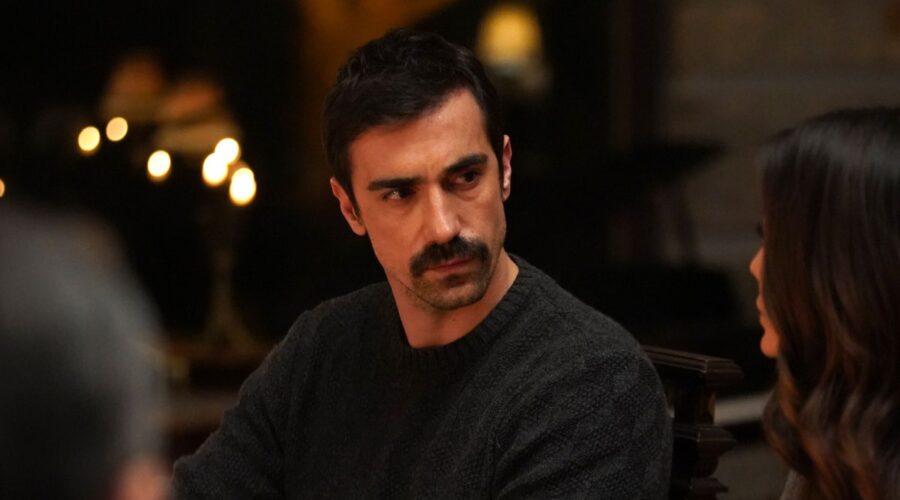 Ibrahim Celikkol interpreta Mehdi in una scena di