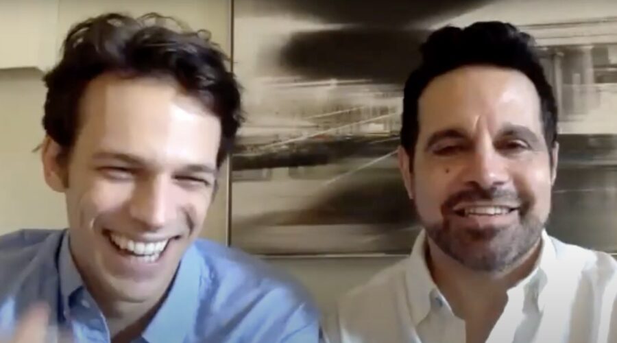 Da sinistra: Sebastiano Pigazzi e Mario Cantone nell'intervista per “And Just Like That 2”. Credits: Tvserial.it.