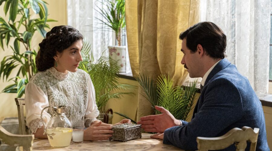 Da sinistra: Paula Losada (Jimena de los Infantes) e Arturo Sancho (Manuel Luján) in una scena de “La Promessa” in onda su Canale 5. Credits: Bambú Producciones/RTVE/RTI Mediaset.