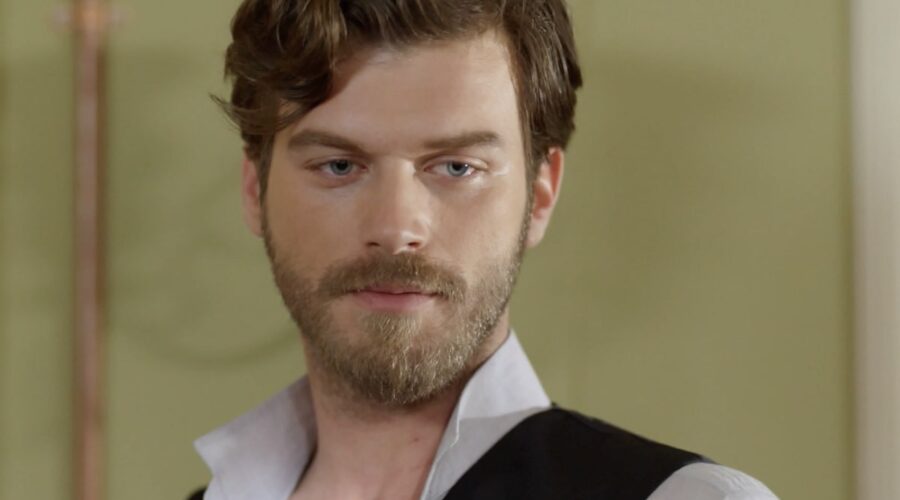 Kıvanç Tatlıtuğ in un fotogramma de “La ragazza e l'ufficiale” in onda su Canale 5. Credits: Mediaset Infinity/Ay Yapim.