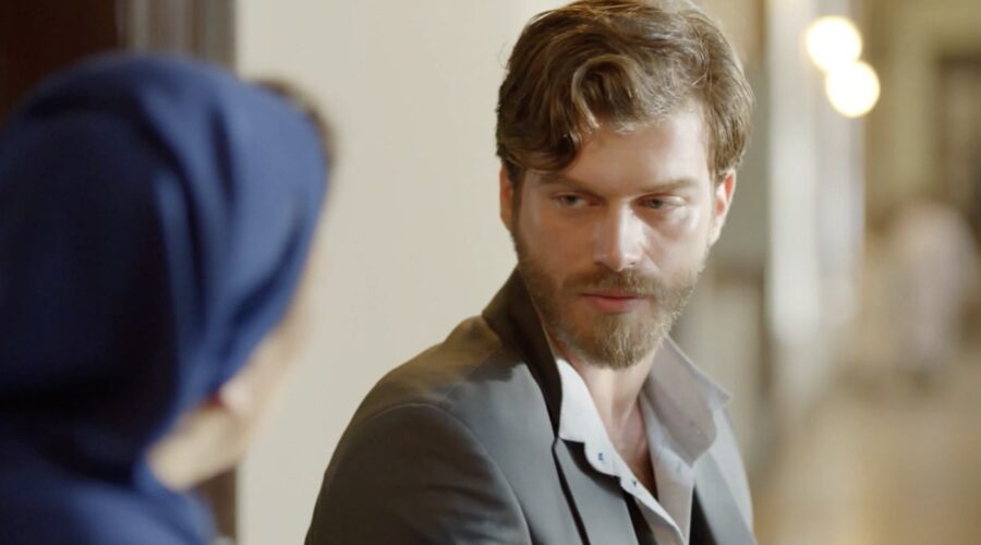 Kıvanç Tatlıtuğ in un fotogramma de “La ragazza e l'ufficiale” in onda su Canale 5. Credits: Mediaset Infinity/Ay Yapim.