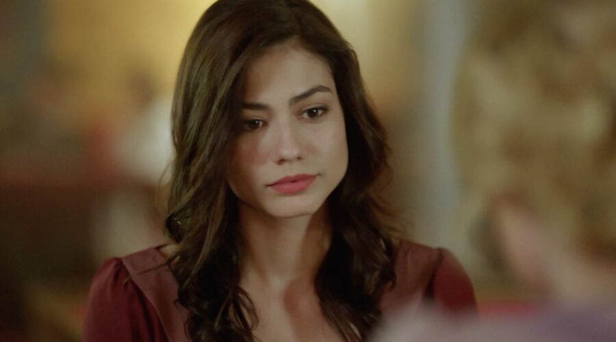 Demet Özdemir in un fotogramma de “La ragazza e l'ufficiale” in onda su Canale 5. Credits: Mediaset Infinity/Ay Yapim.