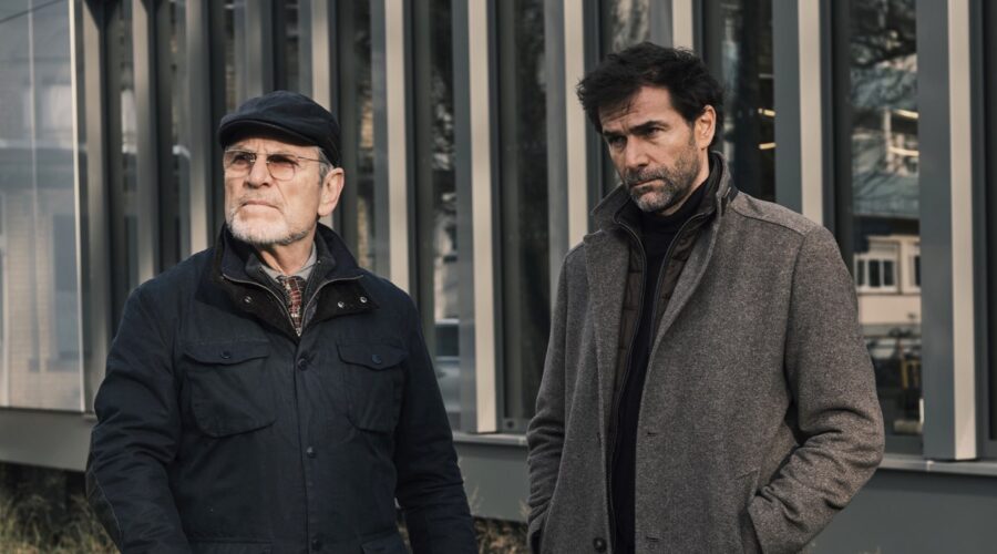 Da sinistra: Tchéky Karyo interpreta Franz Agerland e Grégory Fitoussi interpreta Erik Maes nella serie tv “La foresta degli scomparsi”. Credits: RTI Mediaset.