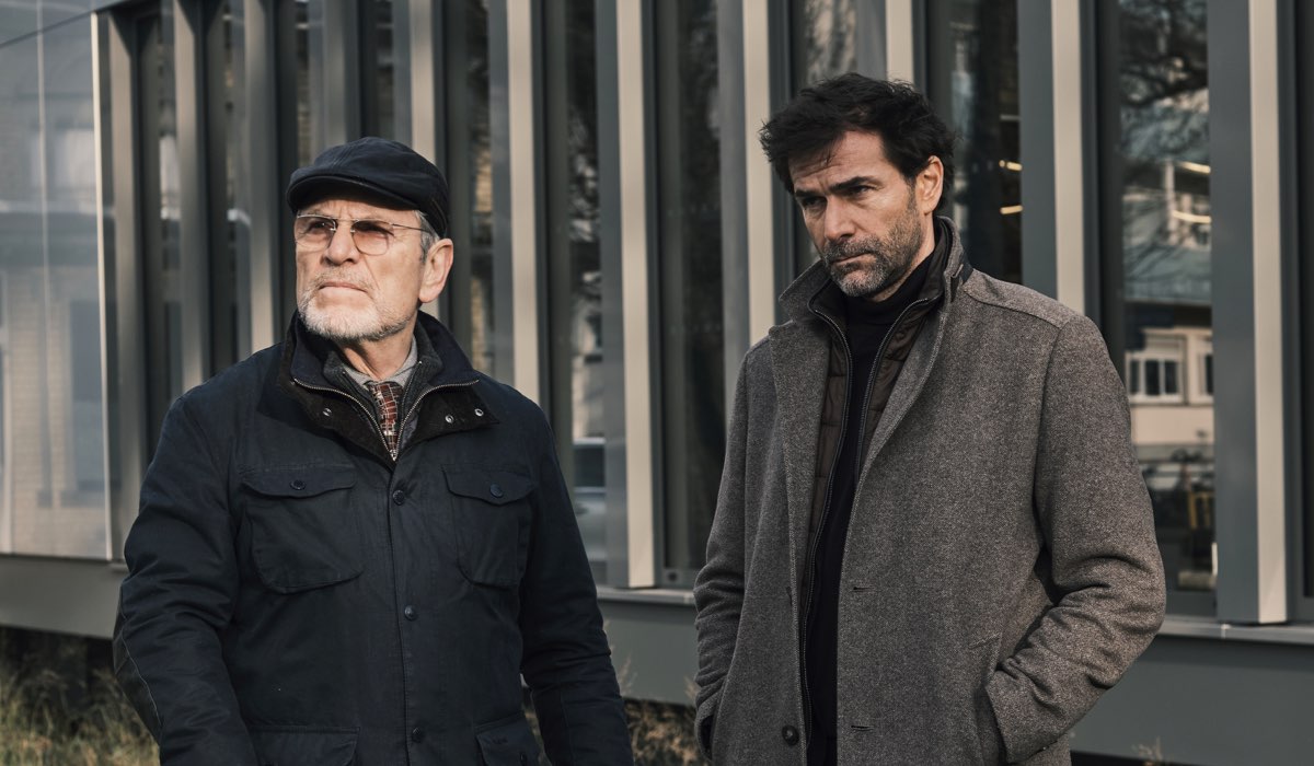 Da sinistra: Tchéky Karyo interpreta Franz Agerland e Grégory Fitoussi interpreta Erik Maes nella serie tv “La foresta degli scomparsi”. Credits: RTI Mediaset.
