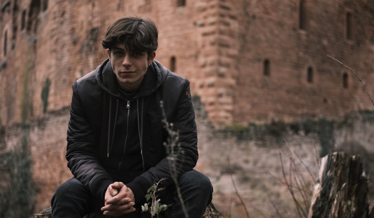 Léo Mazo interpreta Thomas Montal nella serie tv “La foresta degli scomparsi”. Credits: RTI Mediaset.