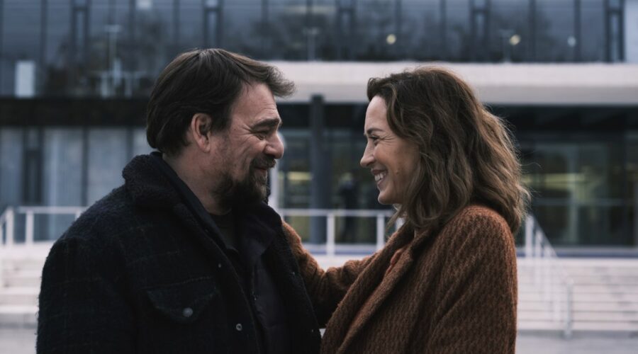 Da sinistra: Thierry Godard interpreta Marc Hartmann, Hélène De Fougerolles interpreta Camille Hartman nella serie tv “La foresta degli scomparsi”. Credits: RTI Mediaset.