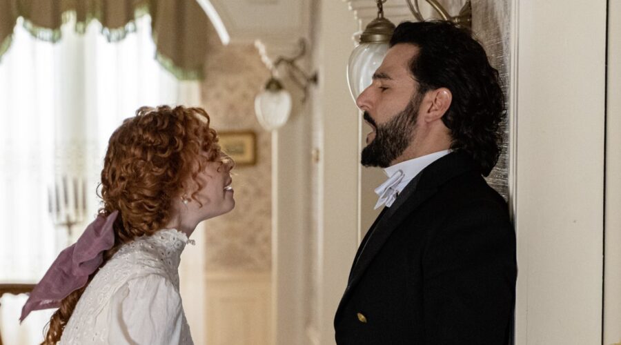 Da sinistra: Alicia Bercan (Leonor Luján) e Antonio Velázquez (Mauro Moreno) in una scena de “La Promessa” in onda su Canale 5. Credits: Bambú Producciones/RTVE/RTI Mediaset.