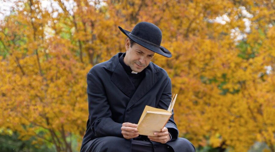 Chico García (Padre Camilo) in una scena de “La Promessa” in onda su Canale 5. Credits: Bambú Producciones/RTVE/RTI Mediaset.