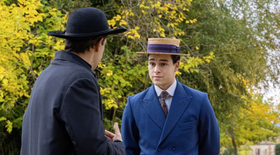 Da sinistra: Chico García (Padre Camilo) e Xavi Lock (Curro De La Mata) in una scena de “La Promessa” in onda su Canale 5. Credits: Bambú Producciones/RTVE/RTI Mediaset.