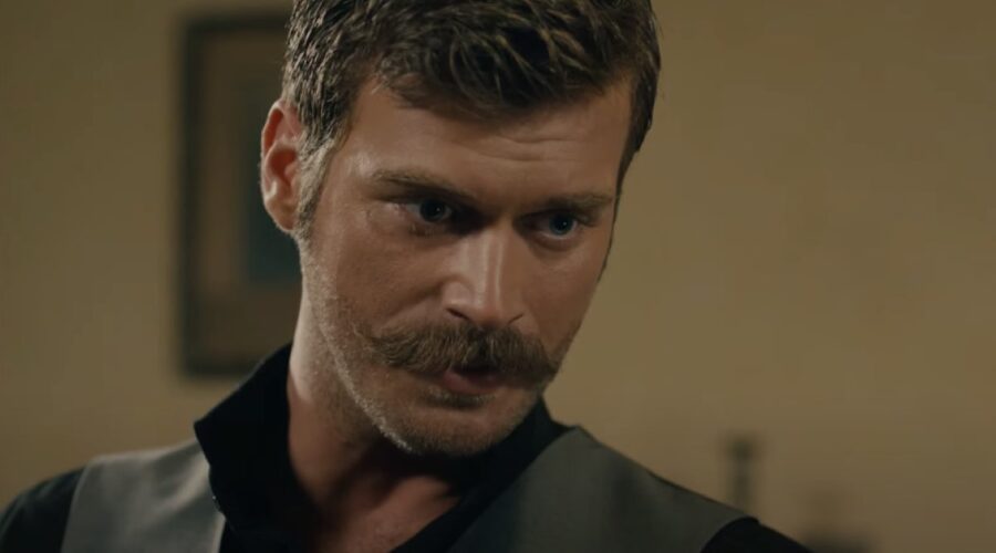 Kivanç Tatlitug (Kurt Seyit Eminof) interpreta Kurt Seyit, qui in un fotogramma della seconda stagione de “La ragazza e l'ufficiale”. Credits: YouTube/Star TV/Ay Yapim.