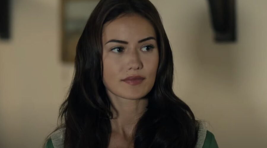 Fahriye Evcen interpreta Mürvet, qui in un fotogramma della seconda stagione de “La ragazza e l'ufficiale”. Credits: YouTube/Star TV/Ay Yapim.