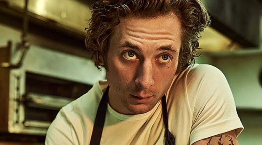 Jeremy Allen White nel poster della seconda stagione di “The Bear”. Credits: Disney+.