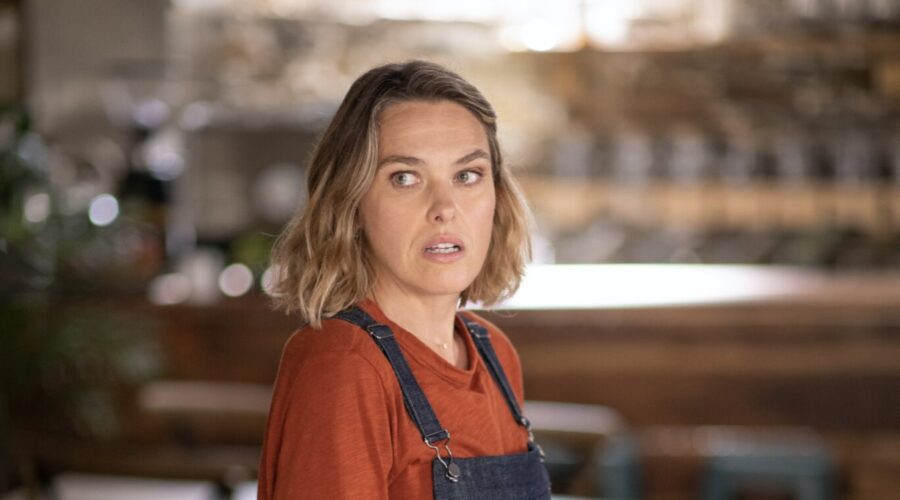 Sally Bretton (Martha Lloyd) in una scena di “Beyond Paradise”. Credits: Bbc/Rti Mediaset.