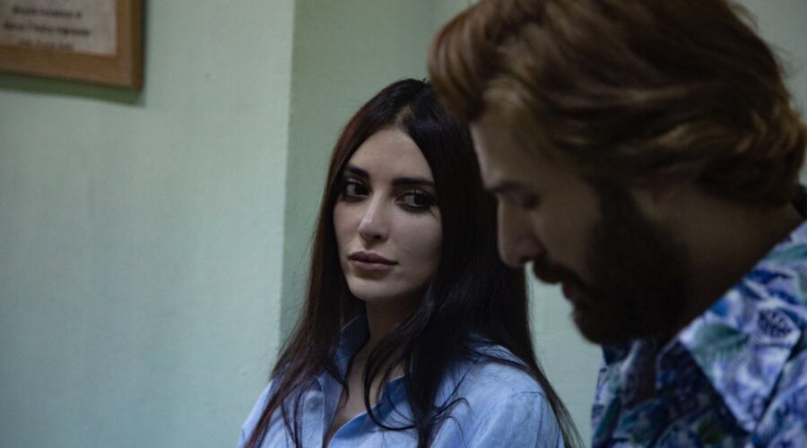 Da sinistra: Melike İpek Yalova (Müjgan Hekimoğlu Akkaya) e Fikret (Furkan Palali) in una scena di