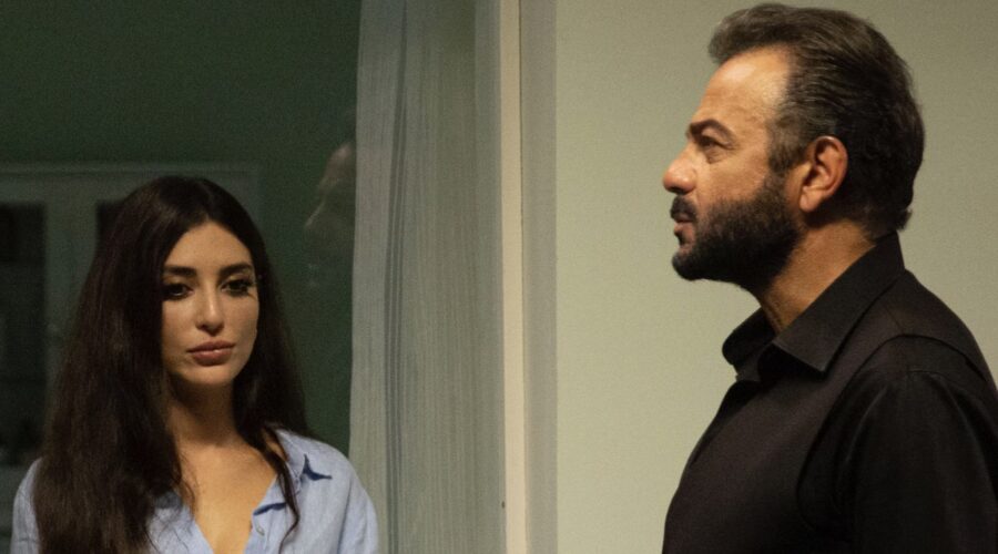 Da sinistra: Melike İpek Yalova (Müjgan Hekimoğlu Akkaya) e Kerem Alisik (Fekeli) in una scena di