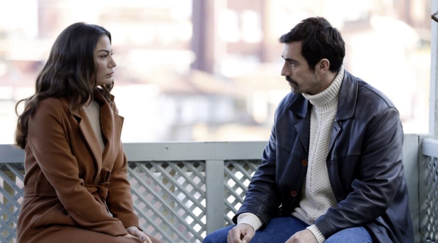 Da sinistra: Demet Ozdemir con Ibrahim Celikkol in una scena di “My Home My Destiny”. Credits: RTI Mediaset.