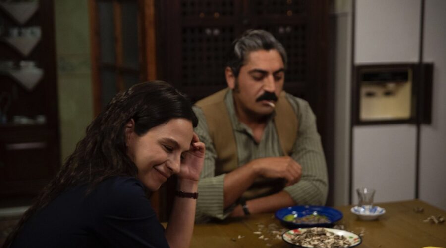 Da sinistra: Selin Yeninci (Saniye) e Bülent Polat (Gaffur Taskin) in una scena di 