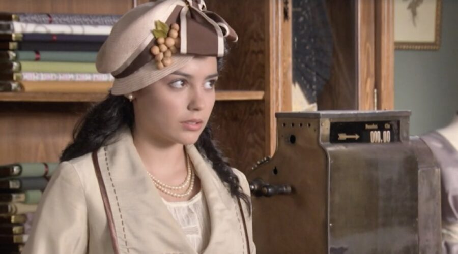 Carla Díaz (Elisa Silva Torrealba) in una scena della puntata 100 di