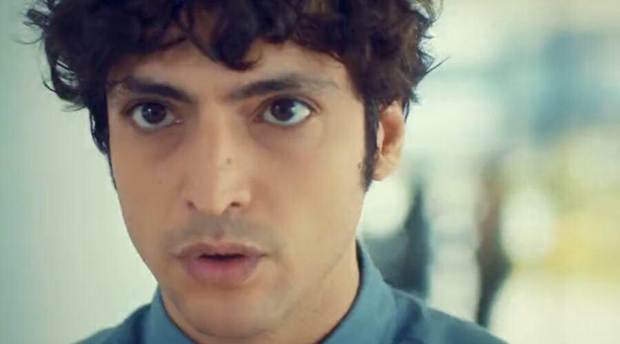 Screenshot promo con Taner Olmez nei panni del Dottor Ali. Credits: Warner Bros. Discovery