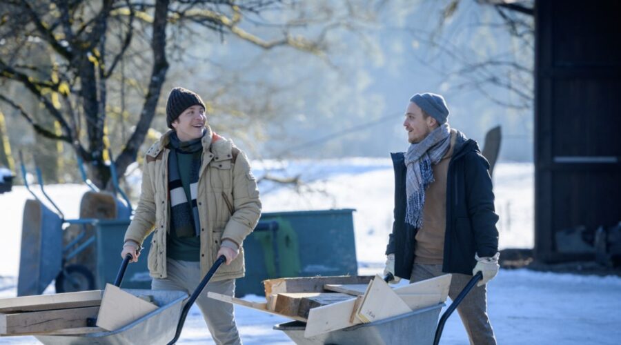 Da sinistra: Gerry Richter (Johannes Huth) e Maximilian Richter (Stefan Hartmann) in una scena della puntata di “Tempesta D'amore” in onda su Rete 4. Credits: Das Erste/Mediaset.