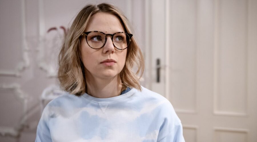 Lena Conzendorf nei panni di Josephine Klee in una scena di “Tempesta D'Amore” in onda su Rete 4. Credits: Das Erste/Mediaset.