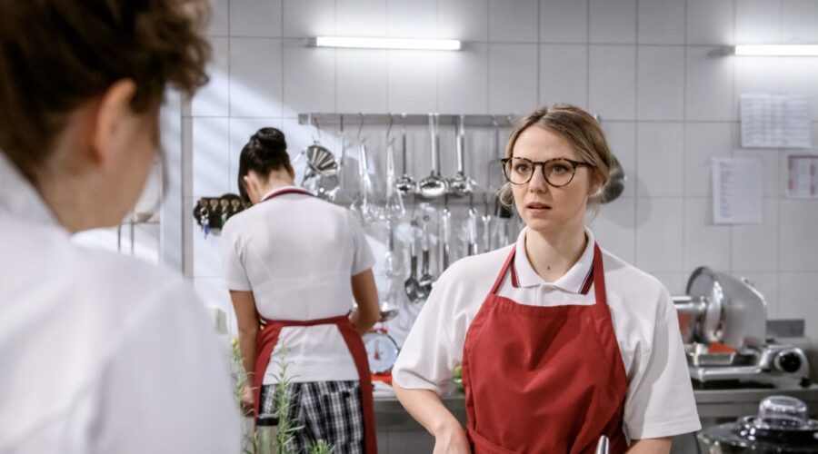 Lena Conzendorf nei panni di Josephine Klee in una scena di “Tempesta D'Amore” in onda su Rete 4. Credits: Das Erste/Mediaset.