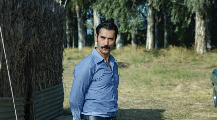 Ugur Günes (Yilmaz) in una scena di