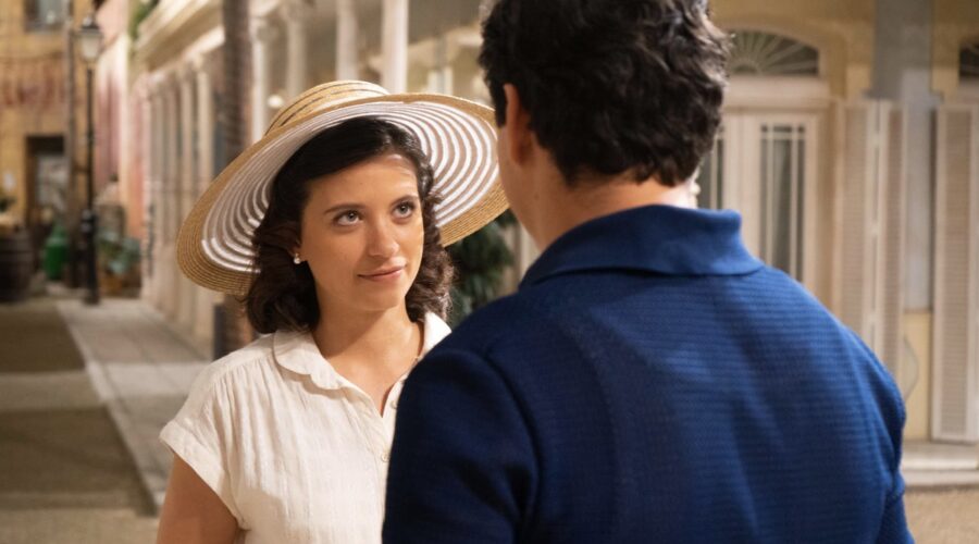 Da sinistra: Amparo Piñero (Carmen) e Jon López (Víctor) in una scena di “Un altro domani”. Credits: Mediaset